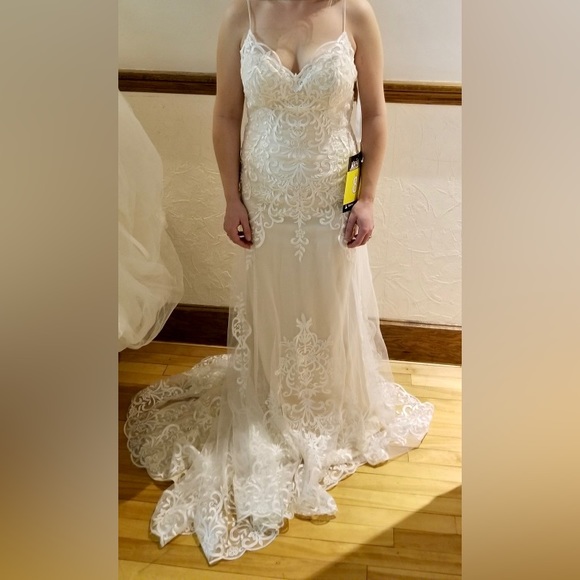 Wedding dress - Picture 1 of 5